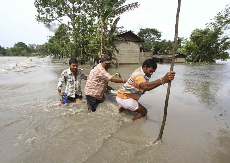 U poplavama 33 poginulih, milijun raseljenih