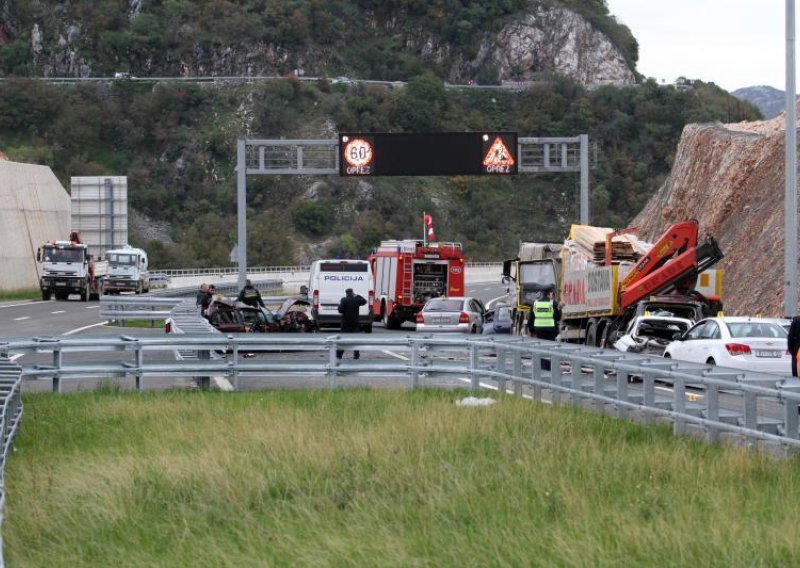 Lančani sudar sedam automobila, dva teretna vozila i Hitne pomoći