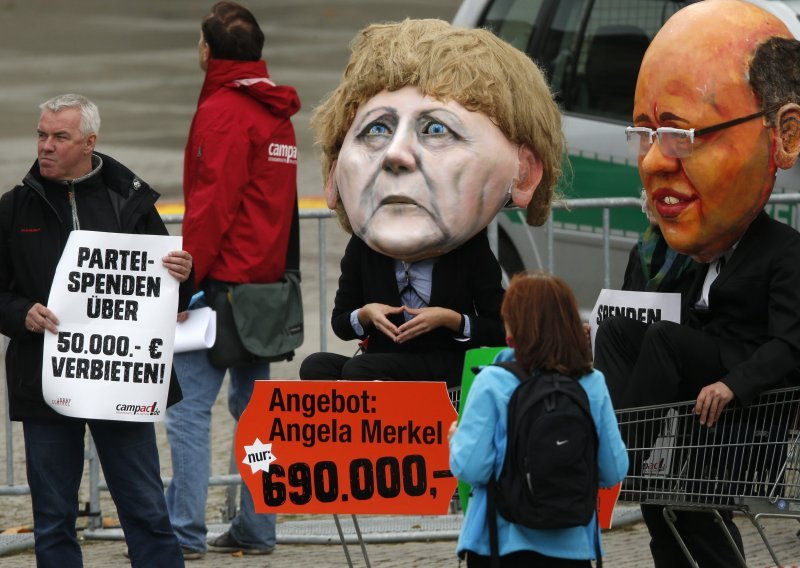 Zeleni optužili Merkelicu da se 'prodala' BMW-u