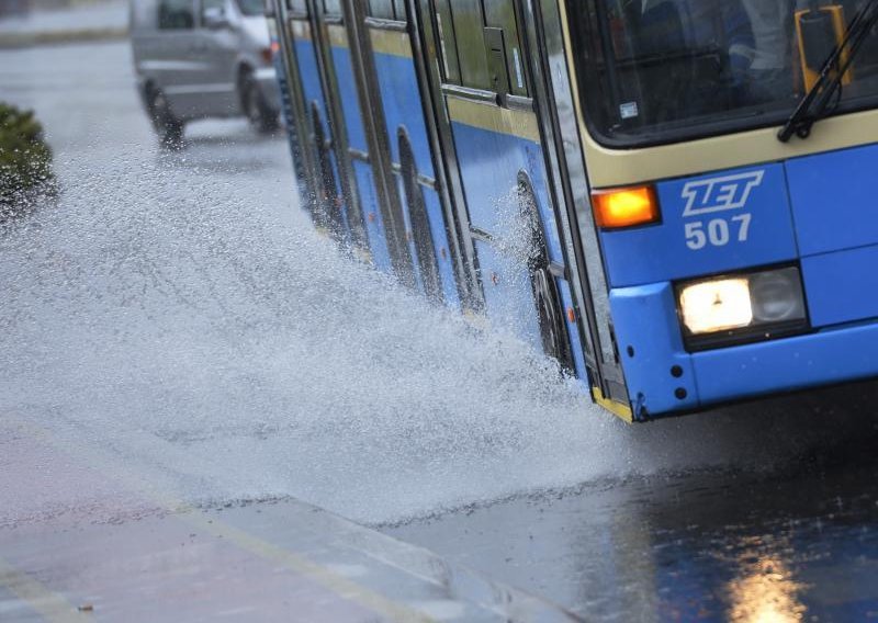 Oblačno i kišno do srijede, nakon toga toplije