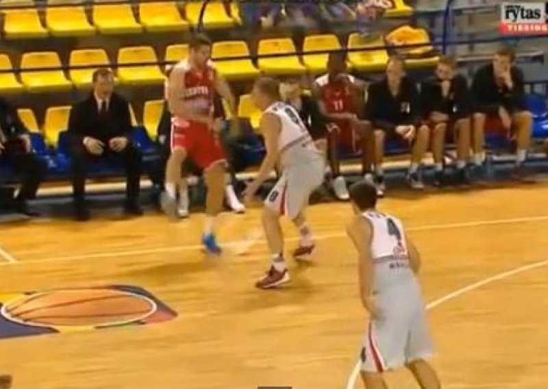 Pogodio ga loptom u glavu, izazvao masovnu tučnjavu!