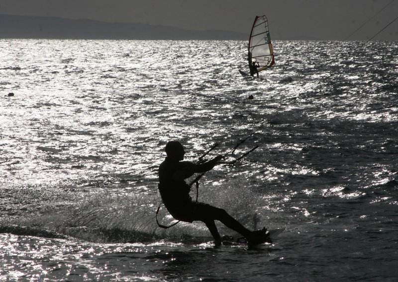 Pogledajte kako su surferi uživali na Žnjanu