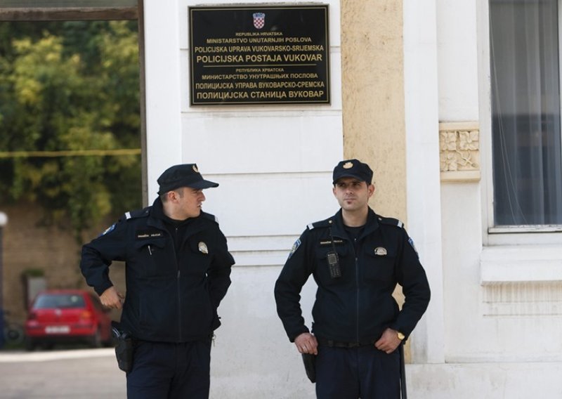Pijani Vukovarac skinuo dvojezičnu ploču sa zgrade policije