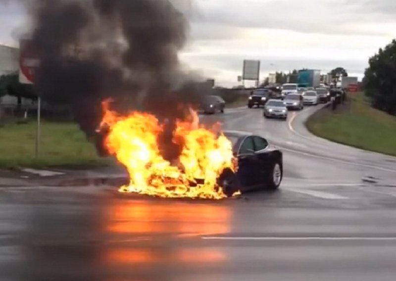 Tesla S izgorio na cesti, dionice tvrtke se strmoglavile!