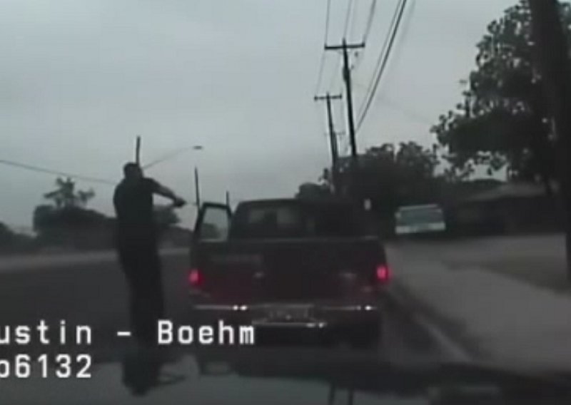 Američki policajac dobio otkaz jer je pucao na vozača!