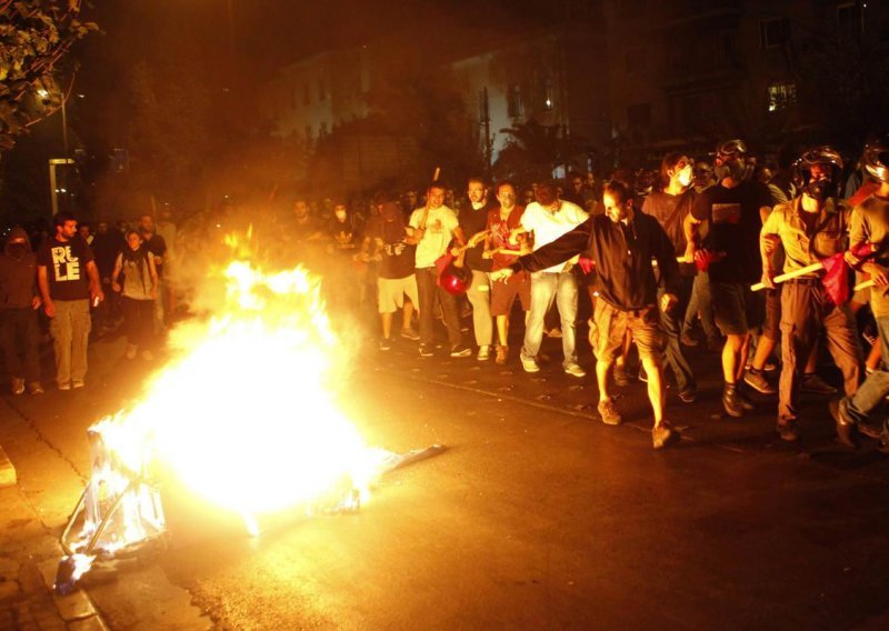 Tisuće Grka prosvjeduju protiv fašista