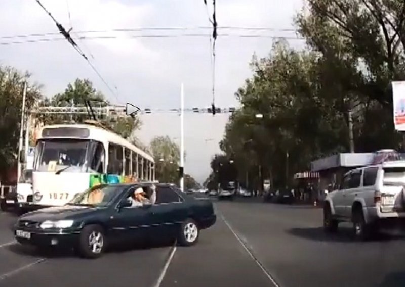 Pokupio ga tramvaj dok je prijetio drugom vozaču