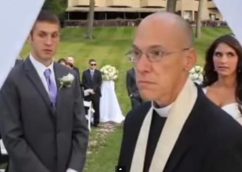 Svećenik bjesnio na fotografe jer rade svoj posao