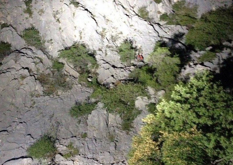 Odlomljena gromada pala na penjača