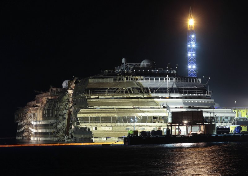 Costa Concordia uspješno uspravljena