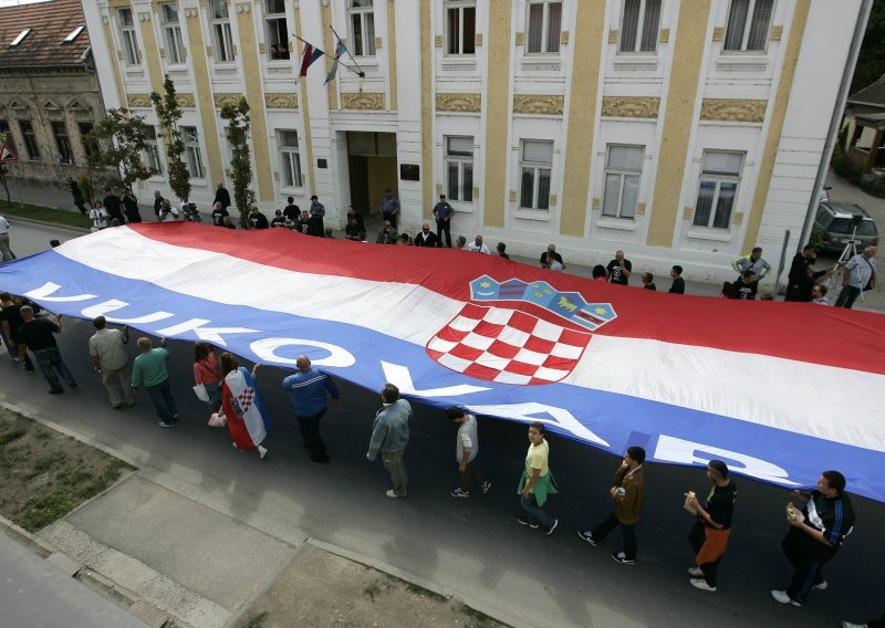 Over 1,000 rally in Vukovar against Cyrillic signs