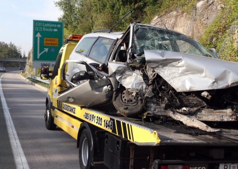 Preminuo vozač, troje djece i supruga teško ozlijeđeni