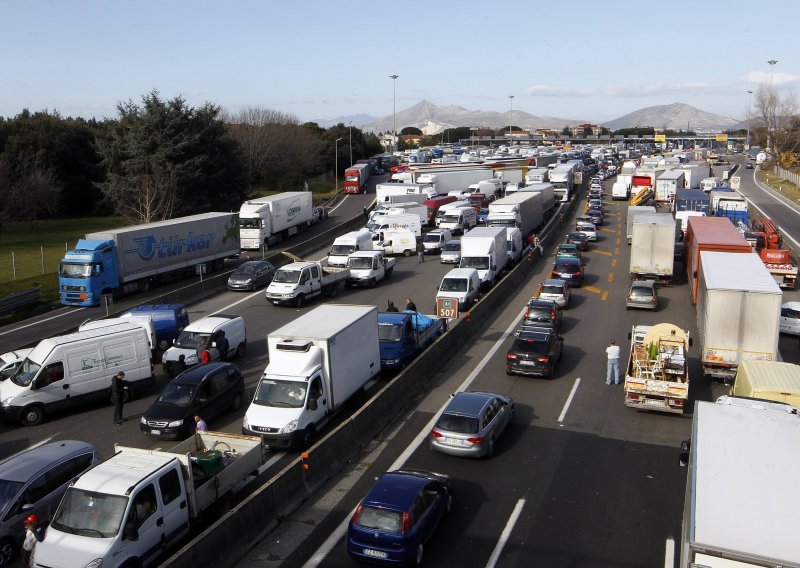 Kaos u Italiji - vozači kamiona blokirali ceste!