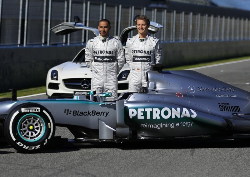 Dočekali smo: Mercedes napokon predstavio novi bolid!