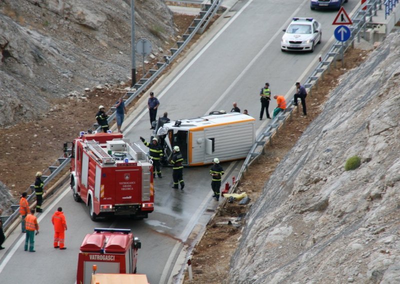 Na Dalmatini se prevrnuo kombi pun novca