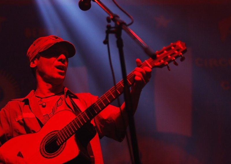 Spremište i Achromatic Attic predgrupe Manu Chao