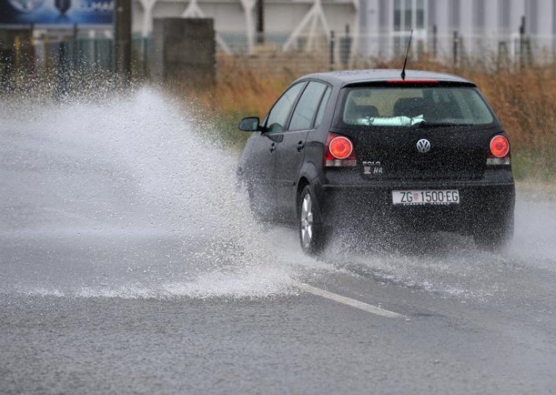 Imate ćelave gume? Čuvajte se vodenog klina