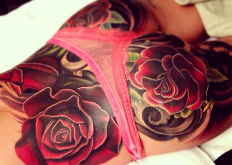 Cheryl Cole tetovirala ružu preko cijele guze