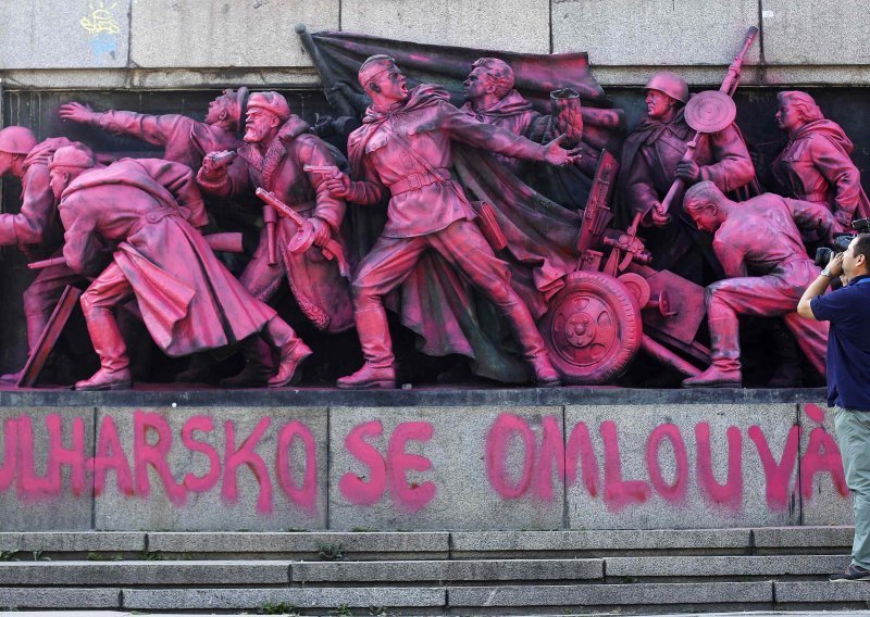 Spomenik Crvenoj armiji osvanuo ružičast