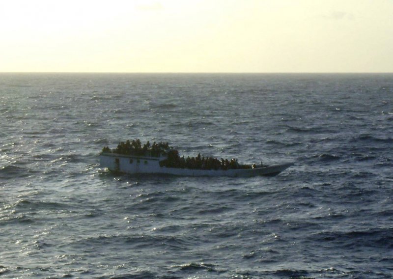 Brod sa 105 putnika potonuo u vodama Australije