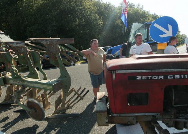 Disgruntled farmers to continue protesting, blocking roads