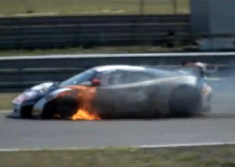 Velikom šampionu zapalio se McLaren usred utrke!