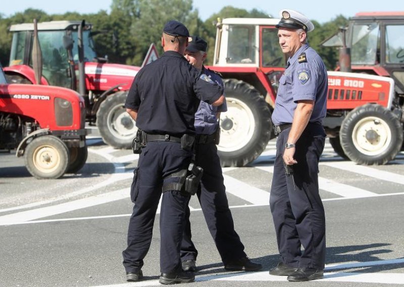 Seljaci nastavljaju prosvjede i blokade