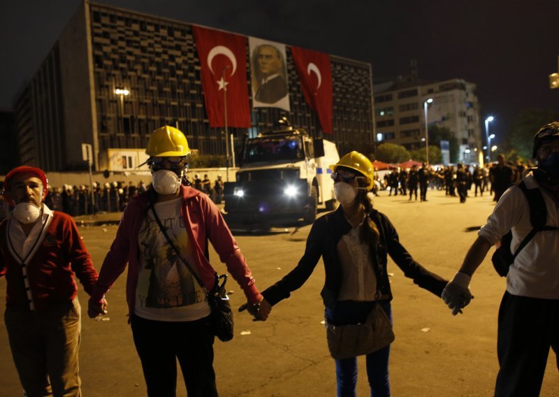 Prosvjednici odbijaju otići iz parka Gezi