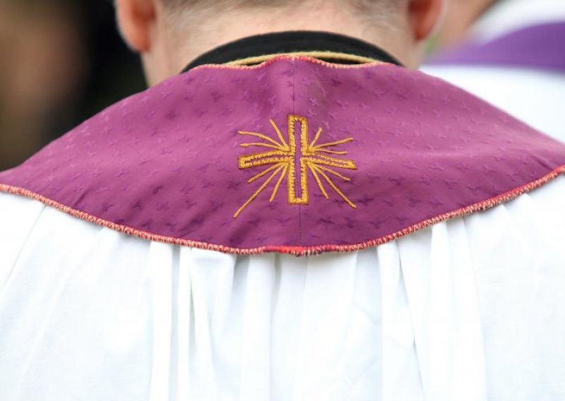 Vatikan oduzeo klerički stalež slovenskom svećeniku-pedofilu