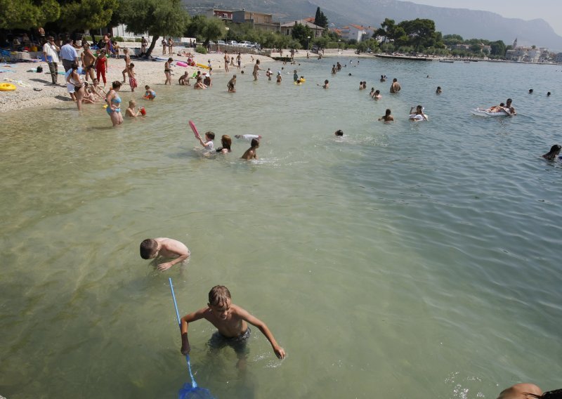 Kod Splita zbog septičkih jama trajno zagađeno more, kupanje zabranjeno na dvije plaže!