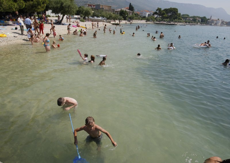 Masna mrlja pluta pred kaštelanskim plažama