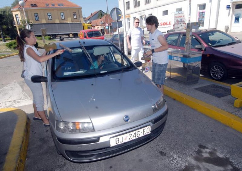 Dajte im da vam operu stakla na automobilu