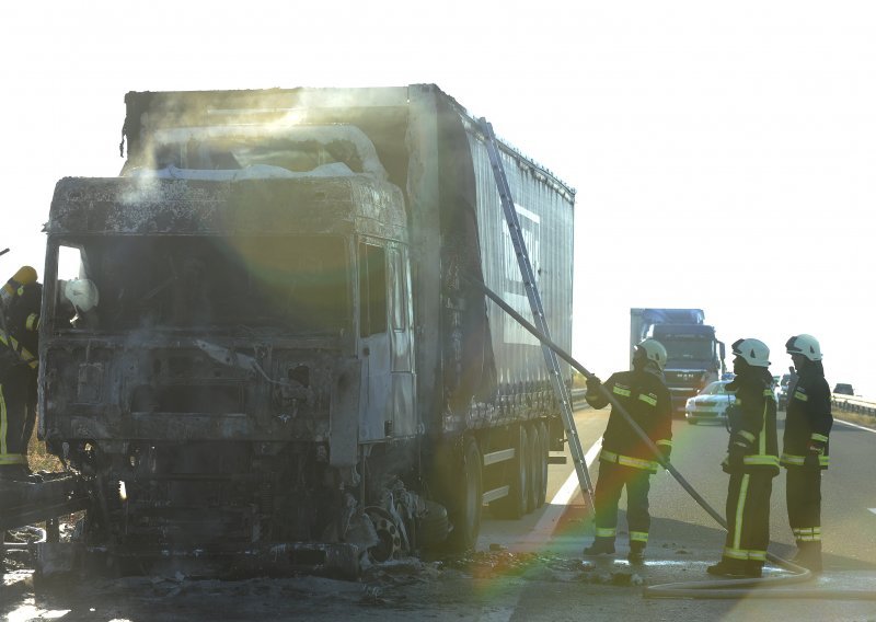 Na A1 se zapalio kamion, vozi se uz zastoje