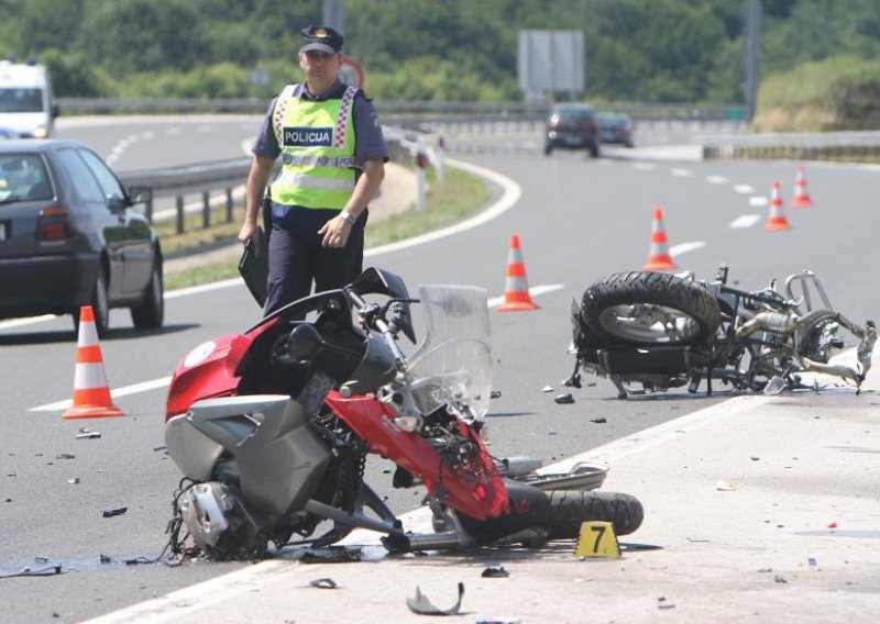 Motoristu ugrožen život nakon pada s motora