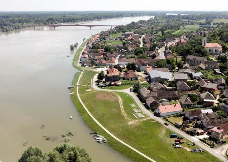 President tours flood-threatened eastern Croatia