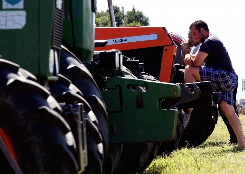 Farmers step up road blockades after failed negotiations