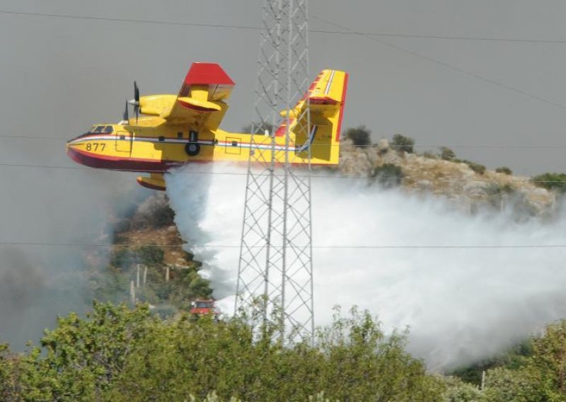 Šest aviona ponovno gase požar kod Peručkog jezera