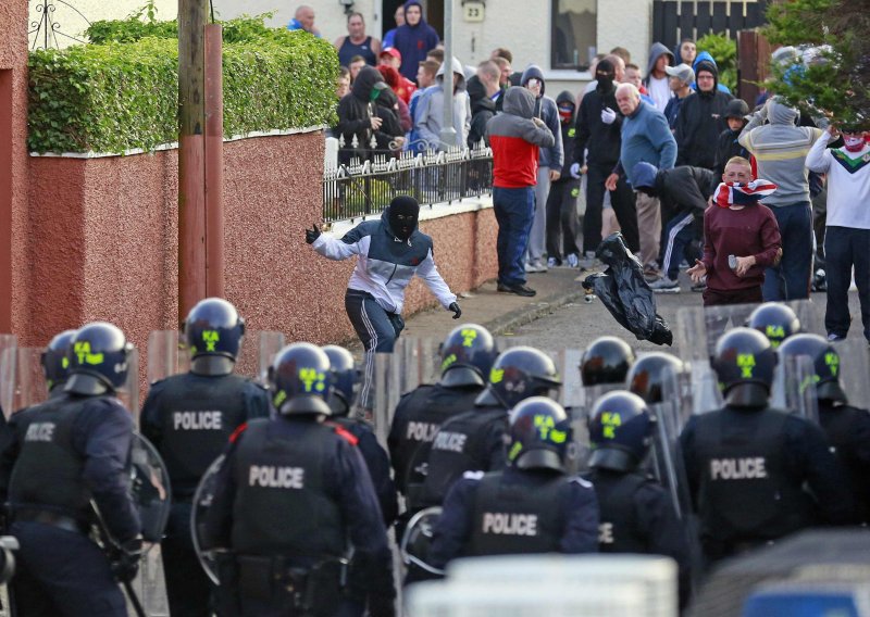 U sukobima u Belfastu 56 ozlijeđenih policajaca