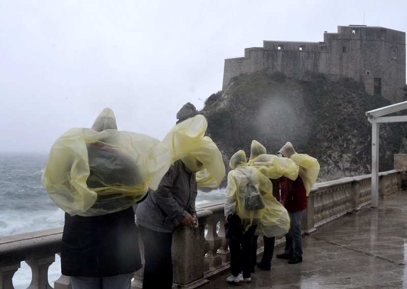 Vjetar, kiša i tuča 'udarili' na Dubrovnik