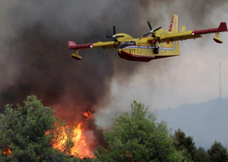 Kanaderi i zračni traktori gase nekoliko požara u Dalmaciji