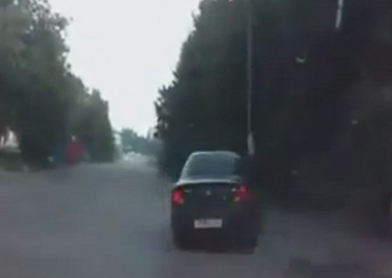 Kako auto sirenom otjerati drugi auto u sudar?