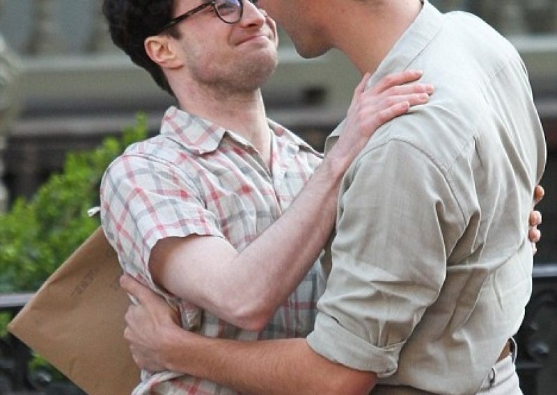 Daniel Radcliffe u muškom zagrljaju