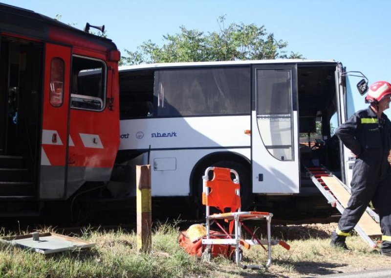 Vlak naletio na autobus pun putnika kod Drniša