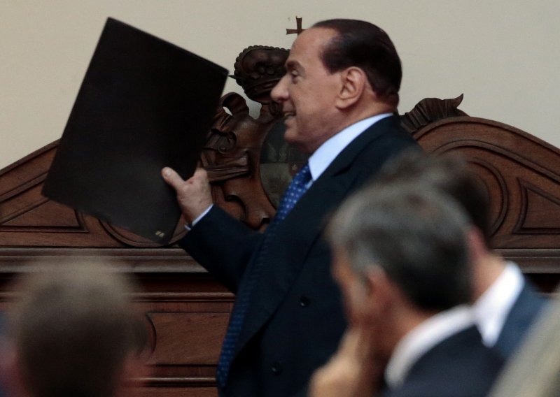 Berlusconijevi zastupnici podnijeli ostavke