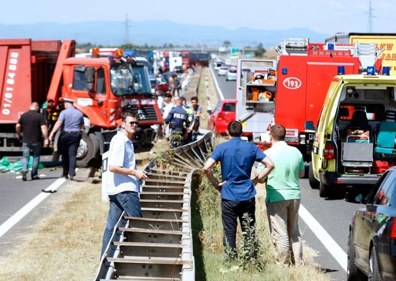 Tri osobe ozlijeđene u sudaru četiri teretnjaka