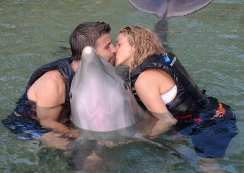 Shakira i Pique ljubakali se na delfinu