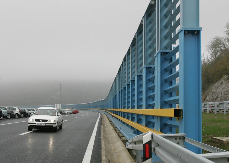 Sudar dvaju automobila zbog otpalog dijela trećeg vozila