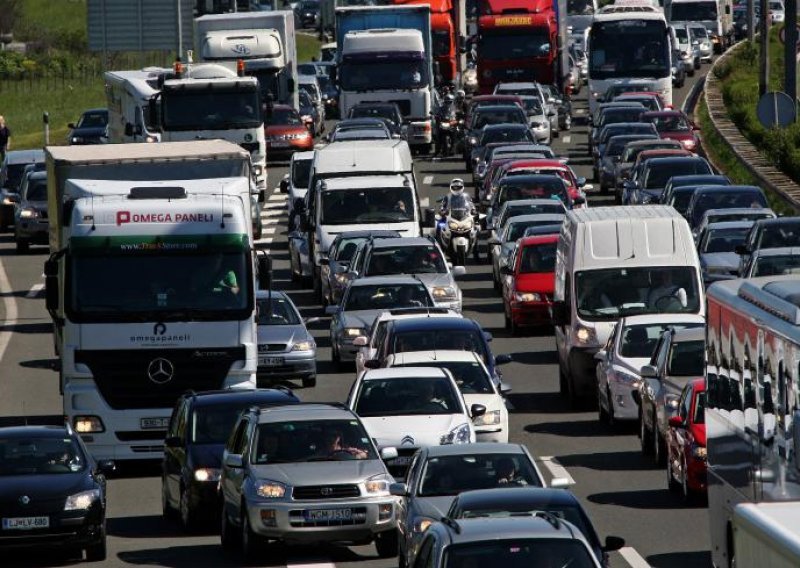 Kroz tunel Konjsko vozi se jednim smjerom prema Splitu