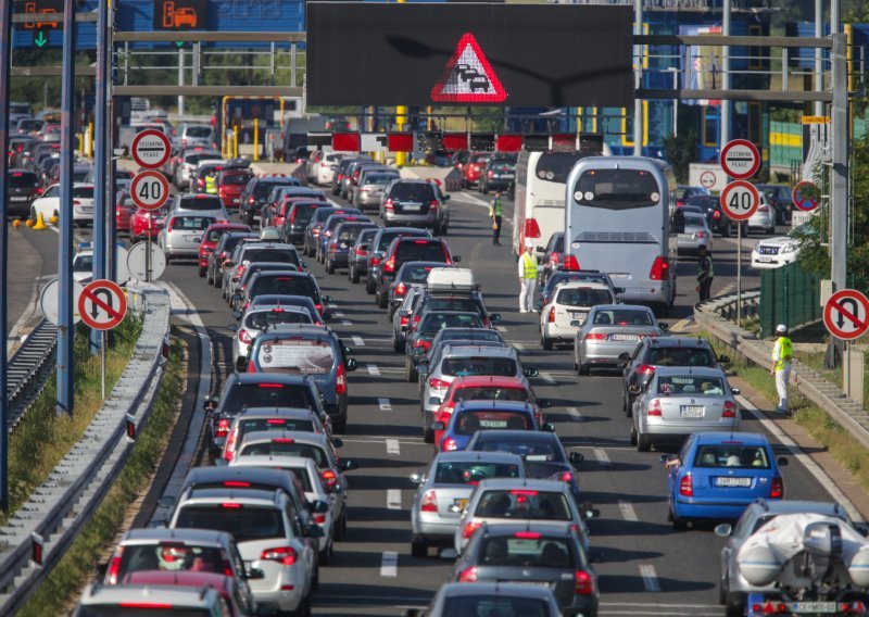 Kolona kod Lučkog duga jedan kilometar