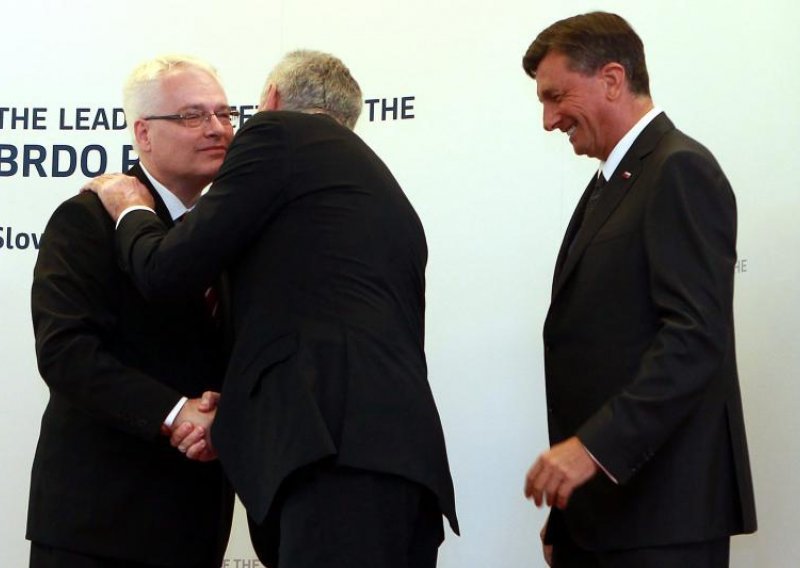 Josipović i Nikolić poljubili se tri puta